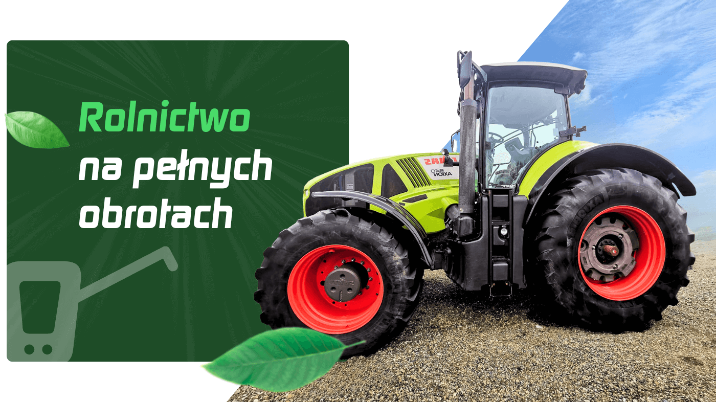 Agricultură la turație maximă - Fotografie cu un tractor CLAAS verde din lateral